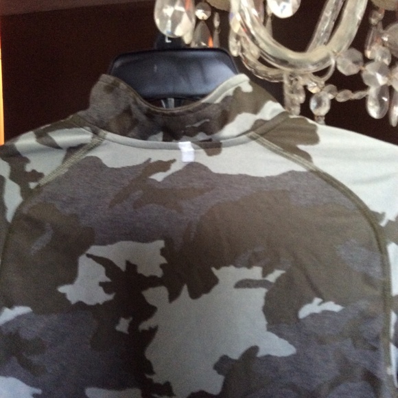Nike RUNNING Camo Long Sleeve Top - Picture 10 of 14
